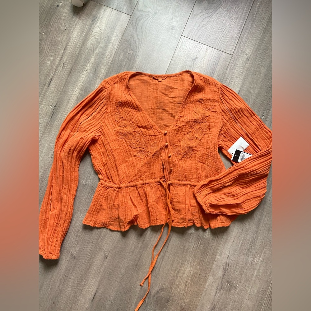 🧡GUESS FLORAL LONG SLEEVE LENSIE TOP 🧡